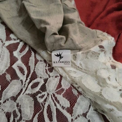 Sleeveless blouse with lace back like new, beige and white