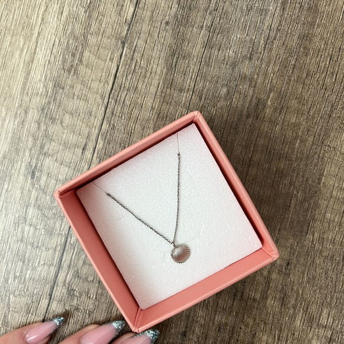 Shell necklace like new
