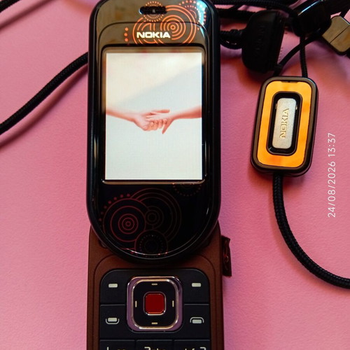 Nokia 7373 flip phone L'Amour Collection with original headphones