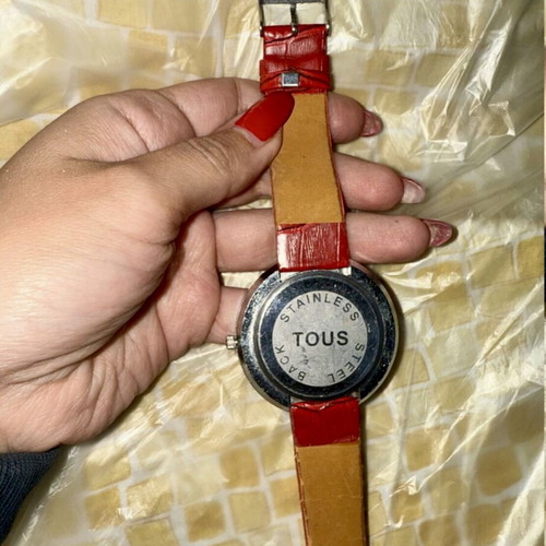 Red wristwatch authentic, needs battery