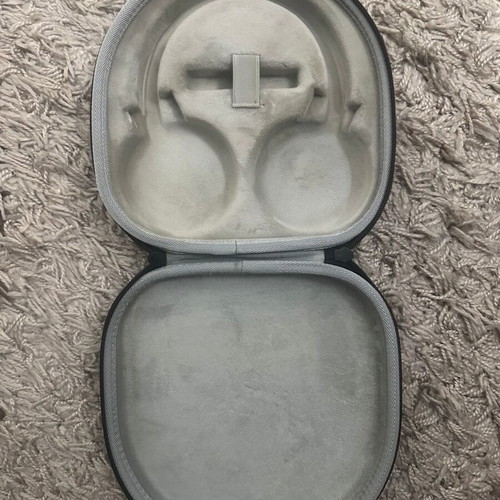 Headset carrying case like new, hard plastic protection