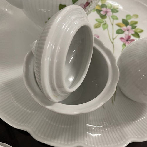 Kaiser porcelain tea set with teapot, milk jug, sugar bowl, tray, cups and saucers