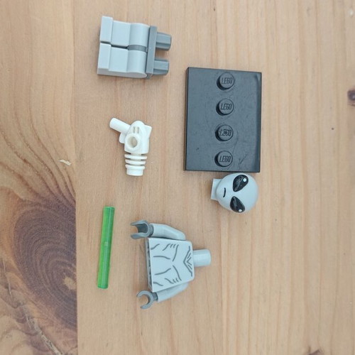 Lego Classic Alien Collectible Minifigures Series 6 col06-1 like new