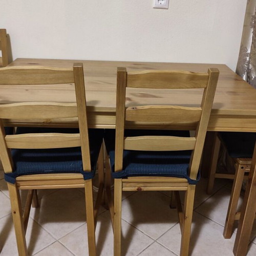 IKEA kitchen table with 4 chairs like new, cushions included
