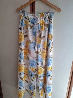 Women's pants like new, white with floral pattern, elastic waist