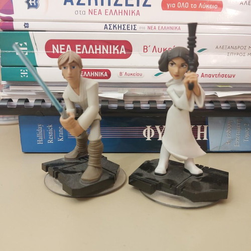 Disney Infinity figures Luke Skywalker and Princess Leia with playset like new