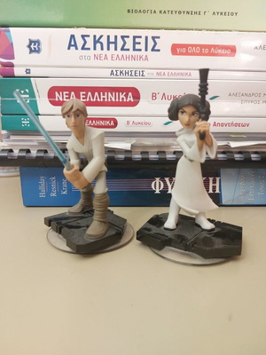 Disney Infinity figures Luke Skywalker and Princess Leia with playset like new
