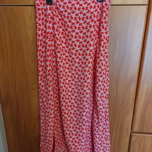 Stradivarius floral skirt small with front slits like new, red pink