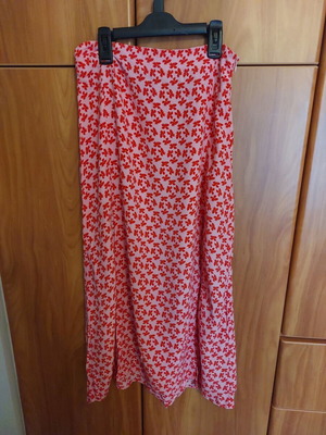 Stradivarius floral skirt small with front slits like new, red pink
