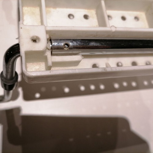 Adjustable bathtub seat new with plastic and metal supports
