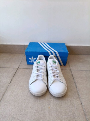 Adidas Stan Smith маратонки като нови, бели със зелена детайл, номер 37