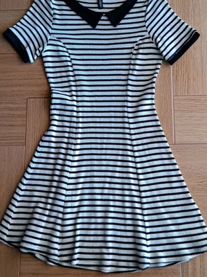 Short-sleeve dress white with black stripes and black collar, like new, size M