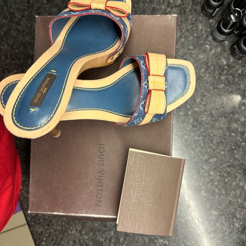 Louis Vuitton clogs like new, size 38.5, large fit