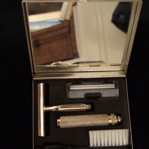 Men's collectible set new with razor and toothbrush