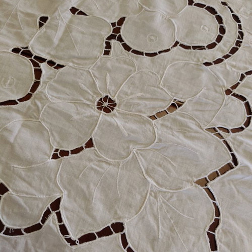 Cutwork tablecloth 160x240 like new