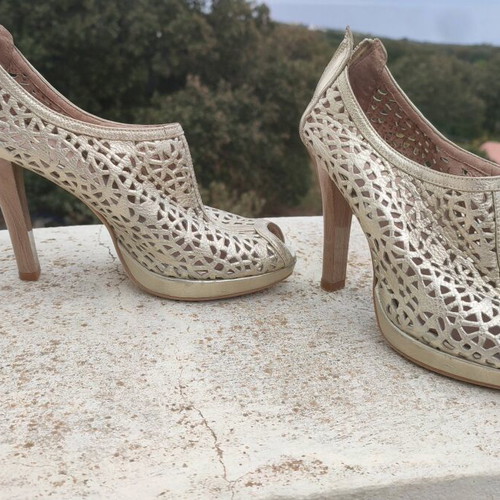 Hispanitas gold leather heels like new, size 37, elegant design