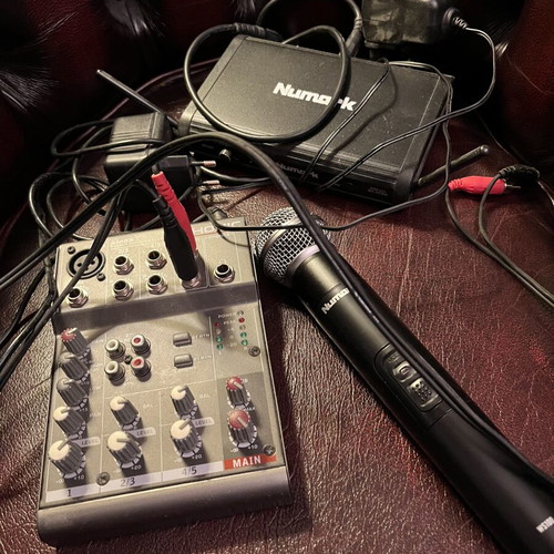 Professional karaoke system with wireless microphone like new