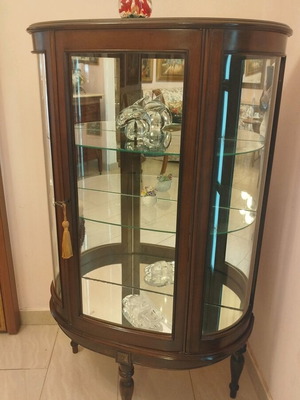 Βιτρίνα vintage σαν καινούργια, ύψος 1,32 μ., πλάτος 78 εκ., μήκος 32 εκ.