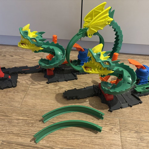 Hot Wheels City Dragon Drive Fireflight playset, 2 pieces
