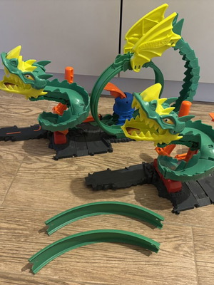 Hot Wheels City Dragon Drive Fireflight playset, 2 pieces