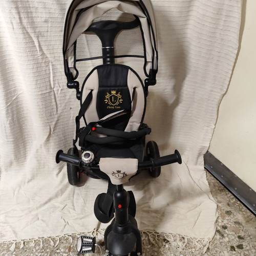 Byox Flexy Lux tricycle like new with parent handle and folding frame
