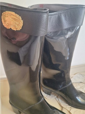 Burberry boots like new with low heel and gold buckle, size 41, black