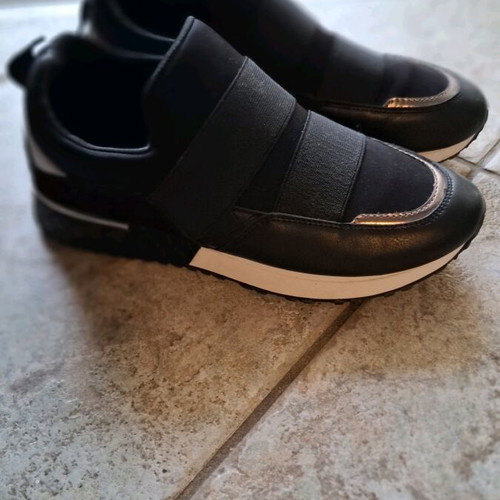 Sneakers no39 like new, black with white and bronze details