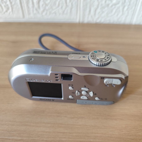 Sony Cyber-shot DSC-P93A digital camera like new with accessories