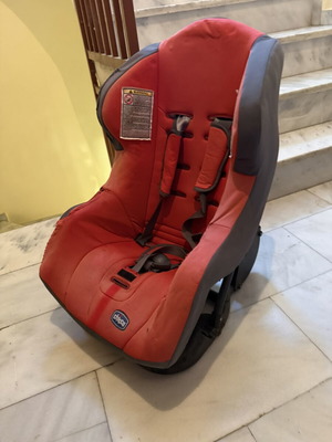 Chicco παιδικό κάθισμα αυτοκινήτου σε κόκκινο και γκρι
