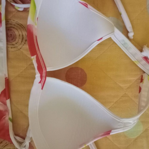Cazeldonia bikini white with flowers size medium like new