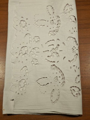 Vintage linen table runner with Richelieu cutwork embroidery (183x39 cm)