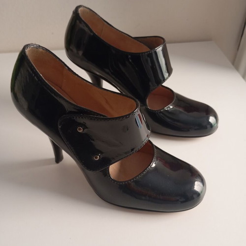 Paco Gil women's pumps size 35.5 like new black and gold