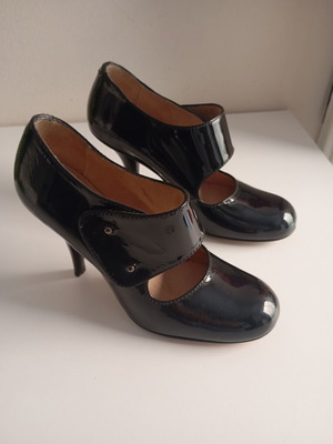 Paco Gil women's pumps size 35.5 like new black and gold