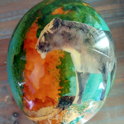 Ostrich Egg from South Africa like new with gold leaf and detailed colors