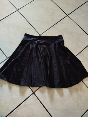 Black short skirt with external zipper, like new, size S