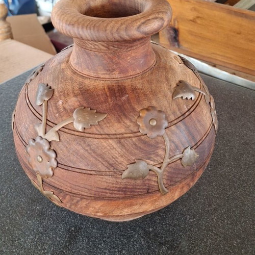 Wooden flowerpot decorated with brass used