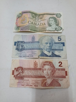 Canada banknotes used 2, 5 and 20 dollars