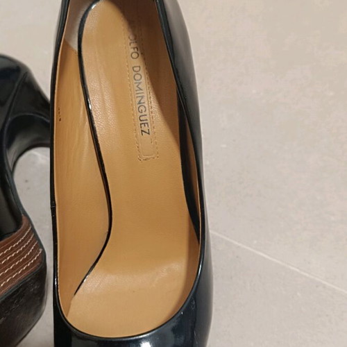 Adolfo Dominguez black patent 12cm pumps like new