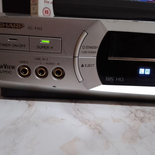 Sharp VC-FH3 VCR like new with original remote and bonus tape