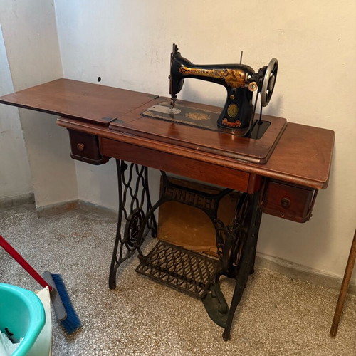 Singer sewing machine like new