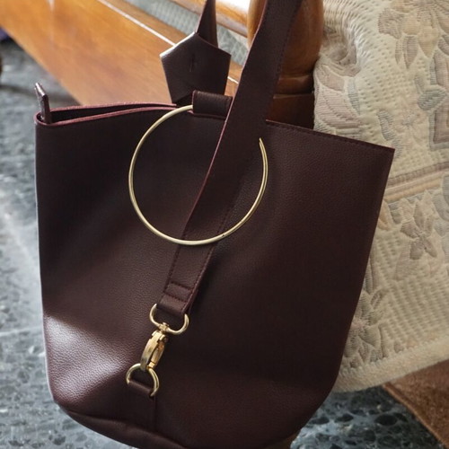 Women's burgundy shoulder bag like new with gold ring detail