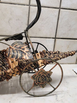 Metal wine holder with fish design, like new