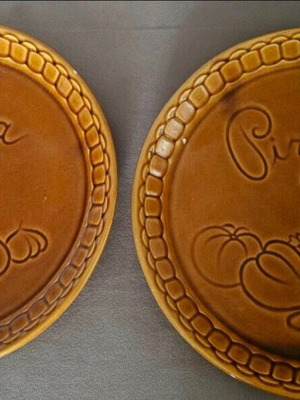 Pizza plates vintage style set of 2 like new