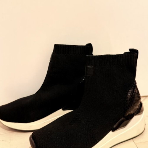 Seven Black Athletic Ankle Boots like new, size 37