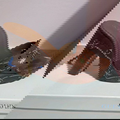 Guess πέδιλα με τακούνι