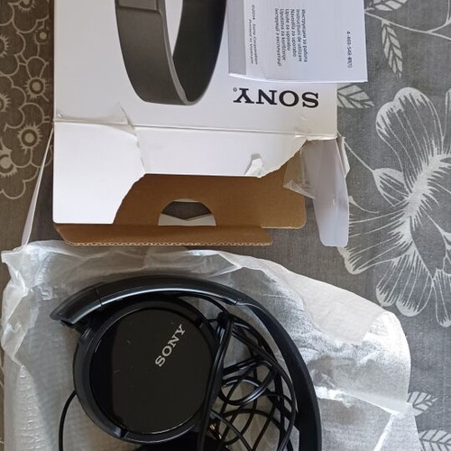 Sony MDR-ZX110AP Headphones like new, wired with microphone