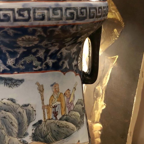 Πορσελάνινο διακοσμητικό βάζο κατασκευασμένο στην Κίνα περί το 1980 σαν καινούργιο