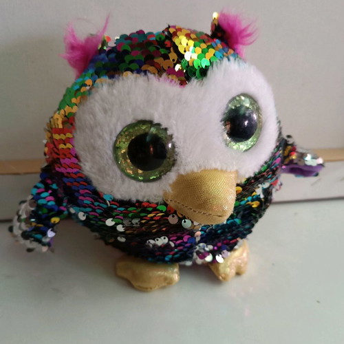 Plush owl used with sequins and glitter eyes