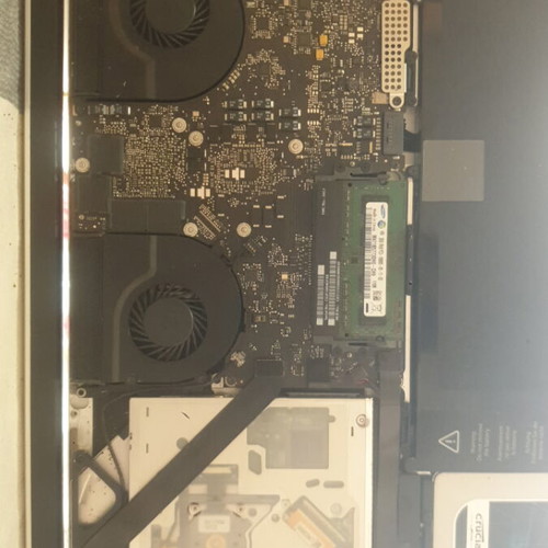 Apple Mac Pro 15-inch laptop with 4GB RAM and HDD