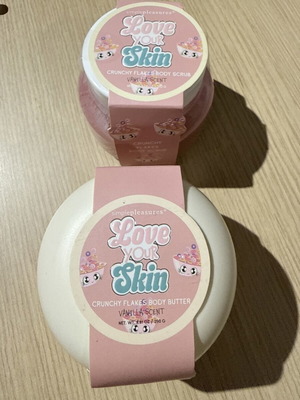 Simplepleasures Love Your Skin σετ με κρέμα σώματος και scrub με άρωμα βανίλιας
